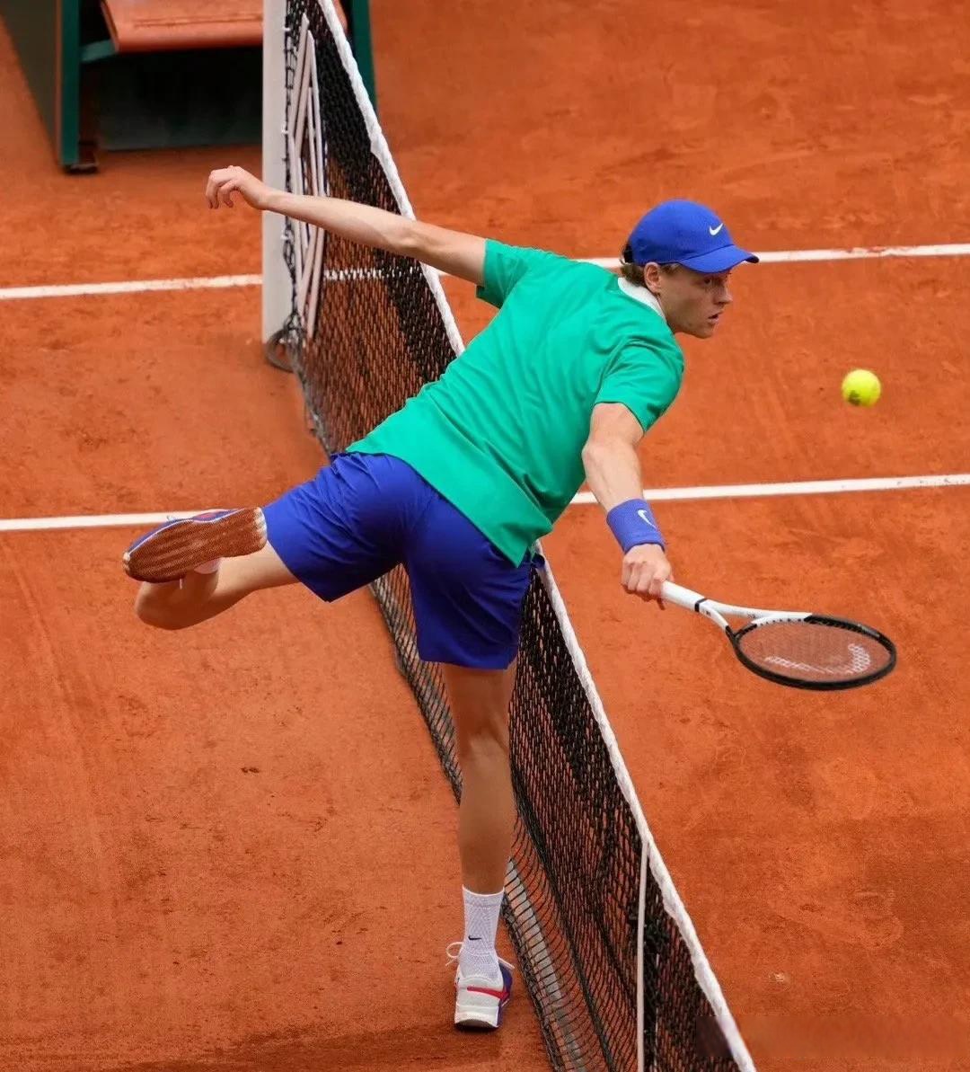 关于西班牙网球队轻取英国网球队，德约科维奇关键制胜的信息